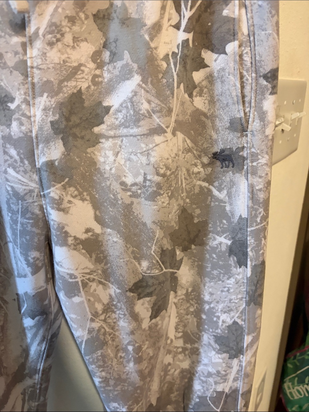 abercrombie kids essential icon joggers  Camo Leaf Print size 15/16 LONG - Picture 3 of 5